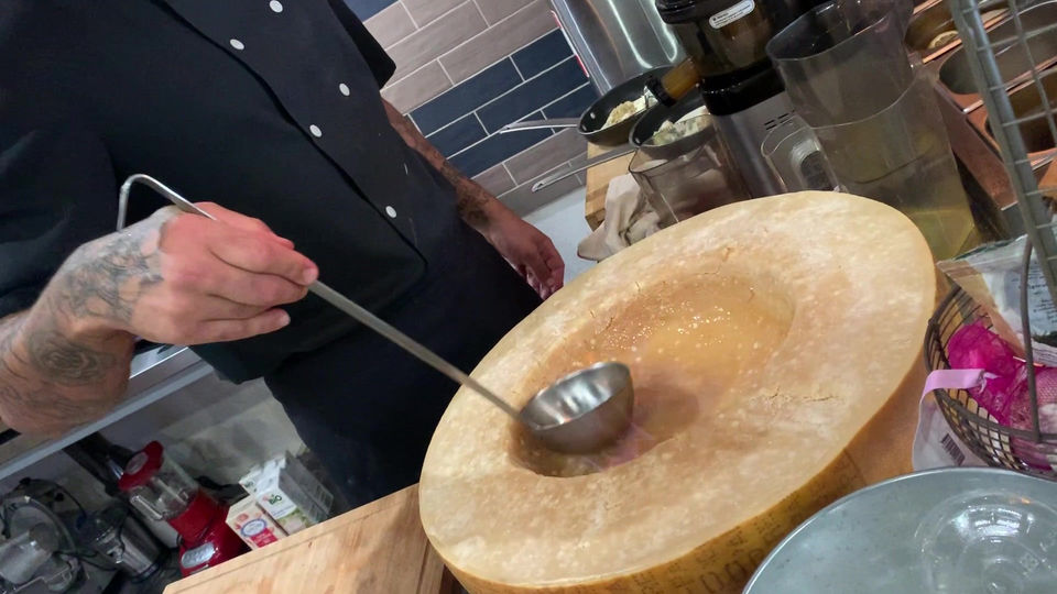 Pâtes flambées au Parmigiano Reggiano
